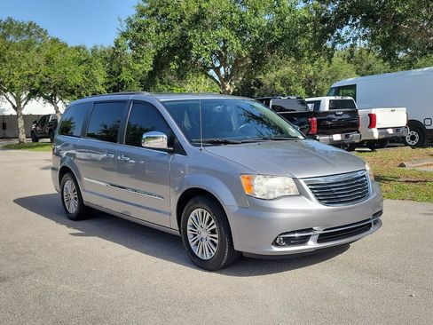 Used 2013 Chrysler Town & Country Touring-L w/ Driver Convenience Group FWD image 3
