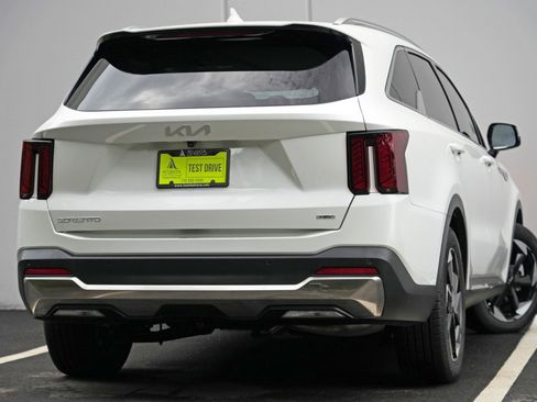 Used 2025 Kia Sorento EX w/ EX Panoramic Sunroof Package FWD image 4