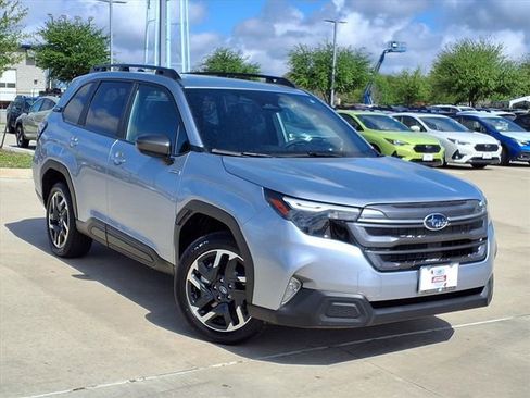 Used 2025 Subaru Forester Premium image 1