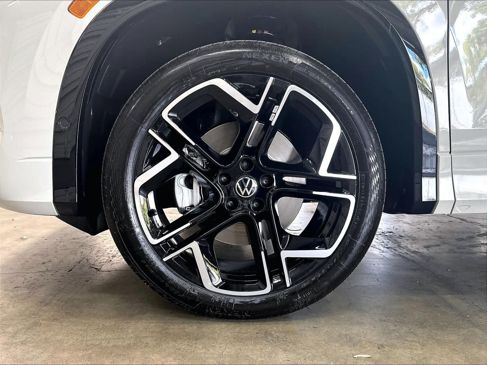 New 2026 Volkswagen Tiguan SEL R-Line AWD/4WD image 13
