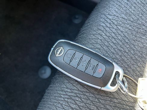 Used 2025 Nissan Rogue SV image 28