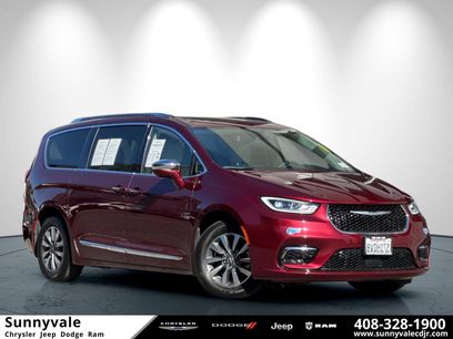 Used 2021 Chrysler Pacifica Limited w/ Uconnect Theater Family Group