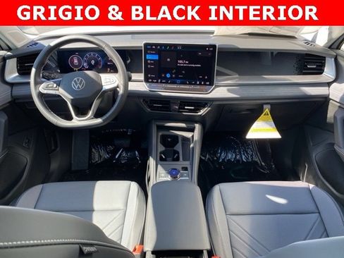 New 2025 Volkswagen Tiguan SE image 2