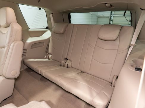 Used 2016 Cadillac Escalade Luxury RWD image 33