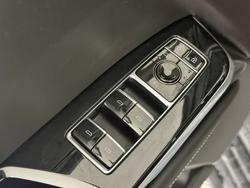 Used 2025 Cadillac Escalade ESV V AWD/4WD image 11