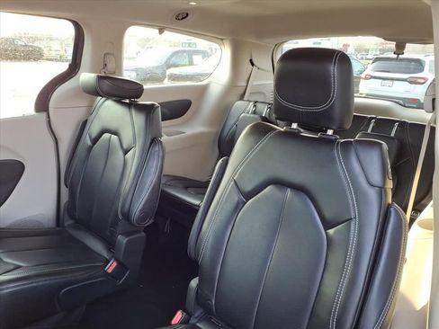 Used 2023 Chrysler Pacifica Touring-L image 13