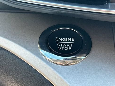 Used 2022 Ford Explorer XLT w/ Equipment Group 202A AWD/4WD image 38