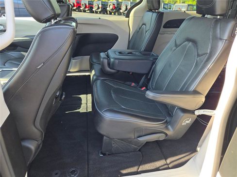 Certified 2018 Chrysler Pacifica Limited image 18