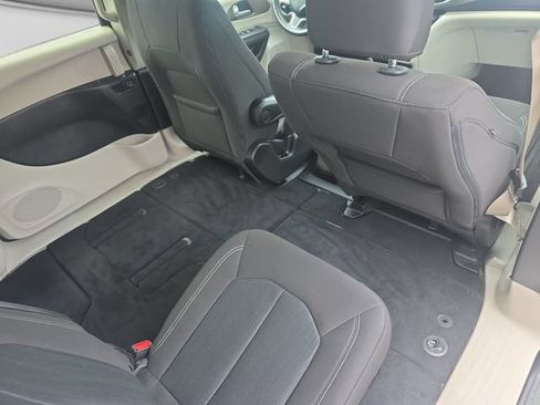 Used 2022 Chrysler Voyager LX FWD image 11