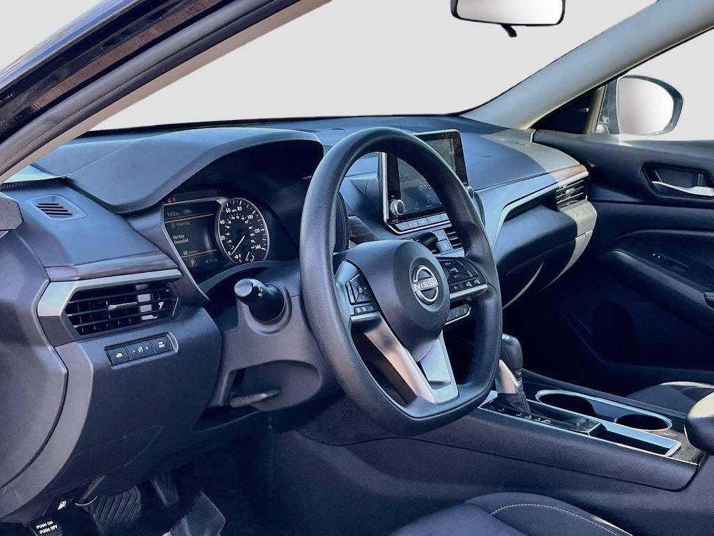 Used 2024 Nissan Altima 2.5 SV FWD image 9