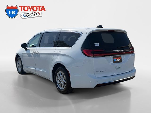Used 2025 Chrysler Pacifica Select FWD image 3