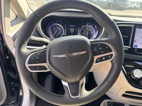Used 2024 Chrysler Pacifica Touring-L FWD image 18