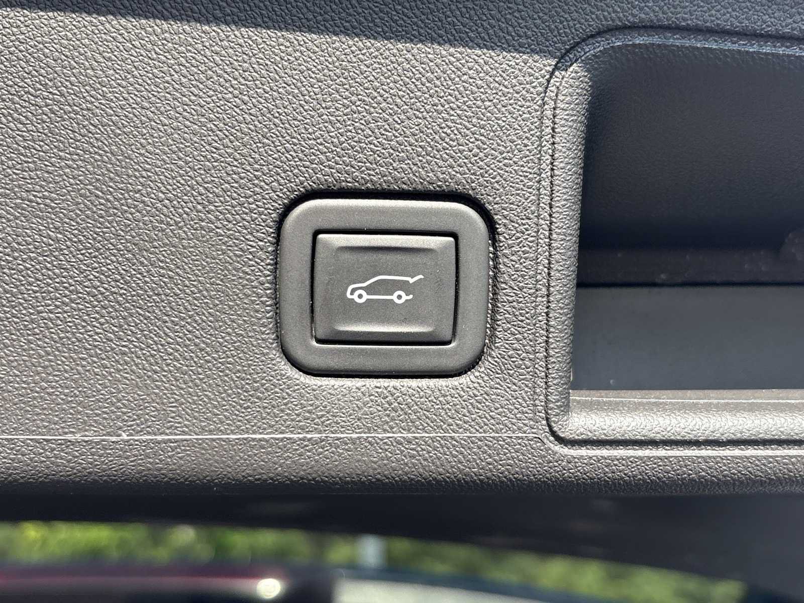 Used 2023 GMC Terrain SLE w/ Driver Convenience Package FWD image 24