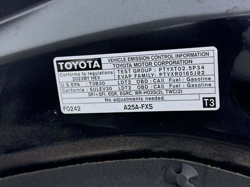 Used 2023 Toyota Highlander XLE AWD/4WD image 22