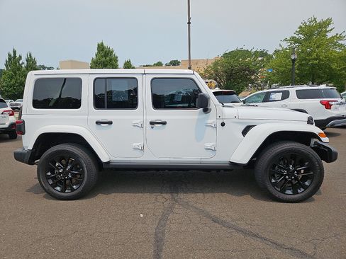 Used 2021 Jeep Wrangler Unlimited Sahara w/ Cold Weather Group AWD/4WD image 7