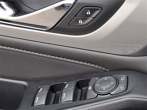 Used 2023 Chevrolet Traverse LT image 22