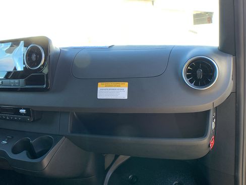 Used 2022 Mercedes-Benz Sprinter 2500 image 23