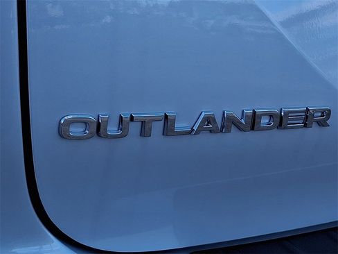 New 2026 Mitsubishi Outlander SE image 13