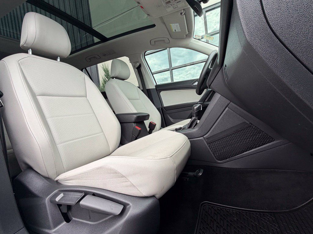 Used 2020 Volkswagen Tiguan SE w/ Panoramic Sunroof Package AWD/4WD image 21
