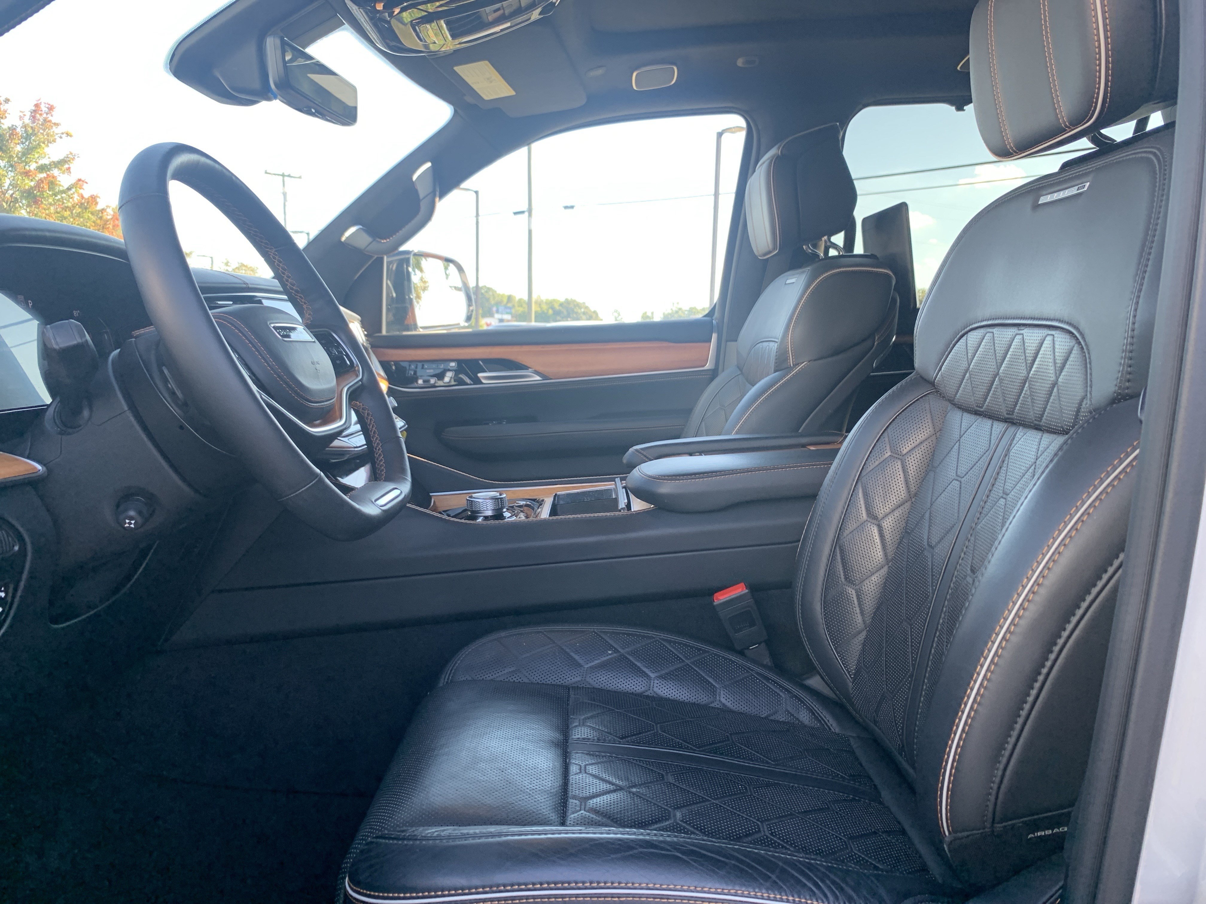 Used 2024 Jeep Grand Wagoneer Series III w/ Rear Seat Video Group 1 AWD/4WD image 16