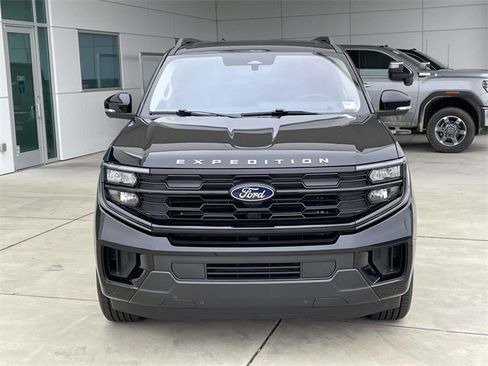 Used 2025 Ford Expedition Active image 3