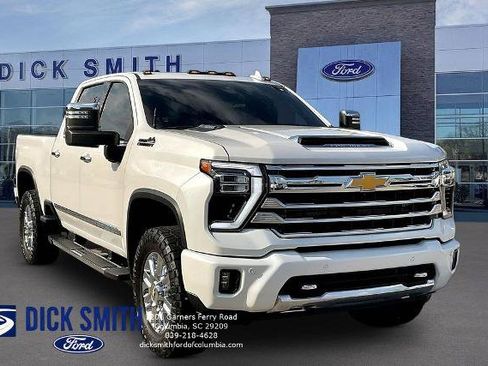 Used 2024 Chevrolet Silverado 2500 High Country w/ High Country Premium Package AWD/4WD image 3