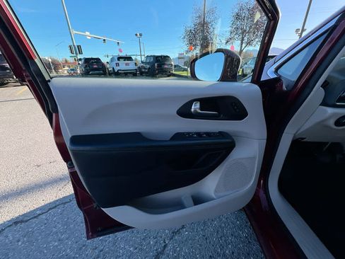 Used 2020 Chrysler Pacifica Limited image 13