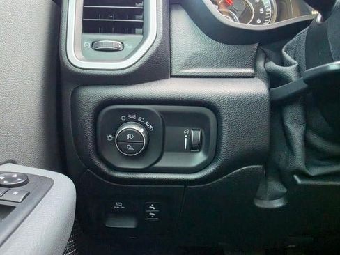 Used 2020 RAM 1500 4x4 Crew Cab image 25