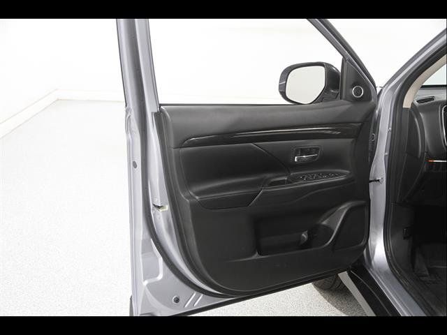 Used 2017 Mitsubishi Outlander GT AWD/4WD image 4