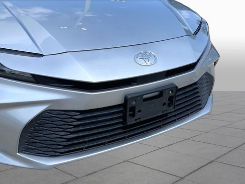Used 2025 Toyota Camry LE FWD image 31
