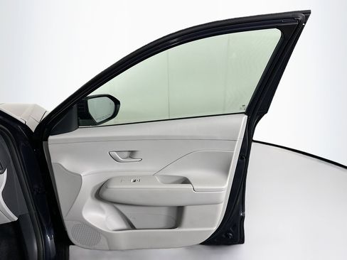 Used 2025 Hyundai Kona SEL FWD image 30