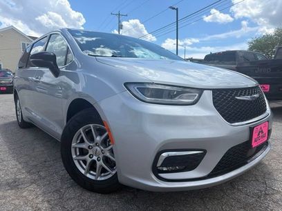Used 2024 Chrysler Pacifica Touring-L