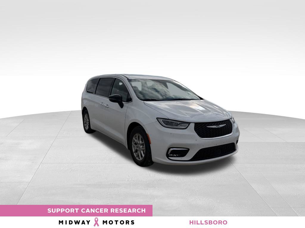 Used 2025 Chrysler Pacifica Select FWD image 1