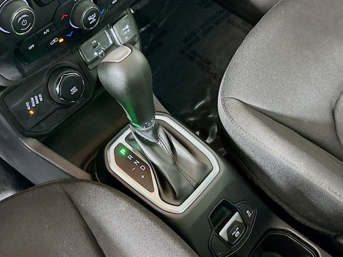 Used 2019 Jeep Renegade Latitude w/ Popular Equipment Group image 17