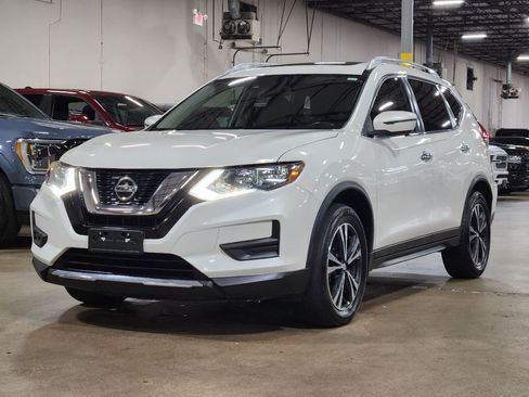Used 2019 Nissan Rogue SV w/ Sun & Sound Touring Package FWD image 4