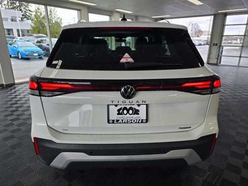 New 2025 Volkswagen Tiguan SE image 5