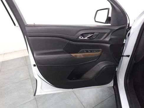 Used 2023 GMC Acadia SLE image 7