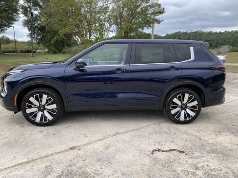 New 2025 Mitsubishi Outlander SE image 4