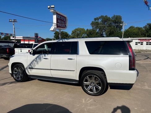 Used 2017 Cadillac Escalade ESV Luxury image 6