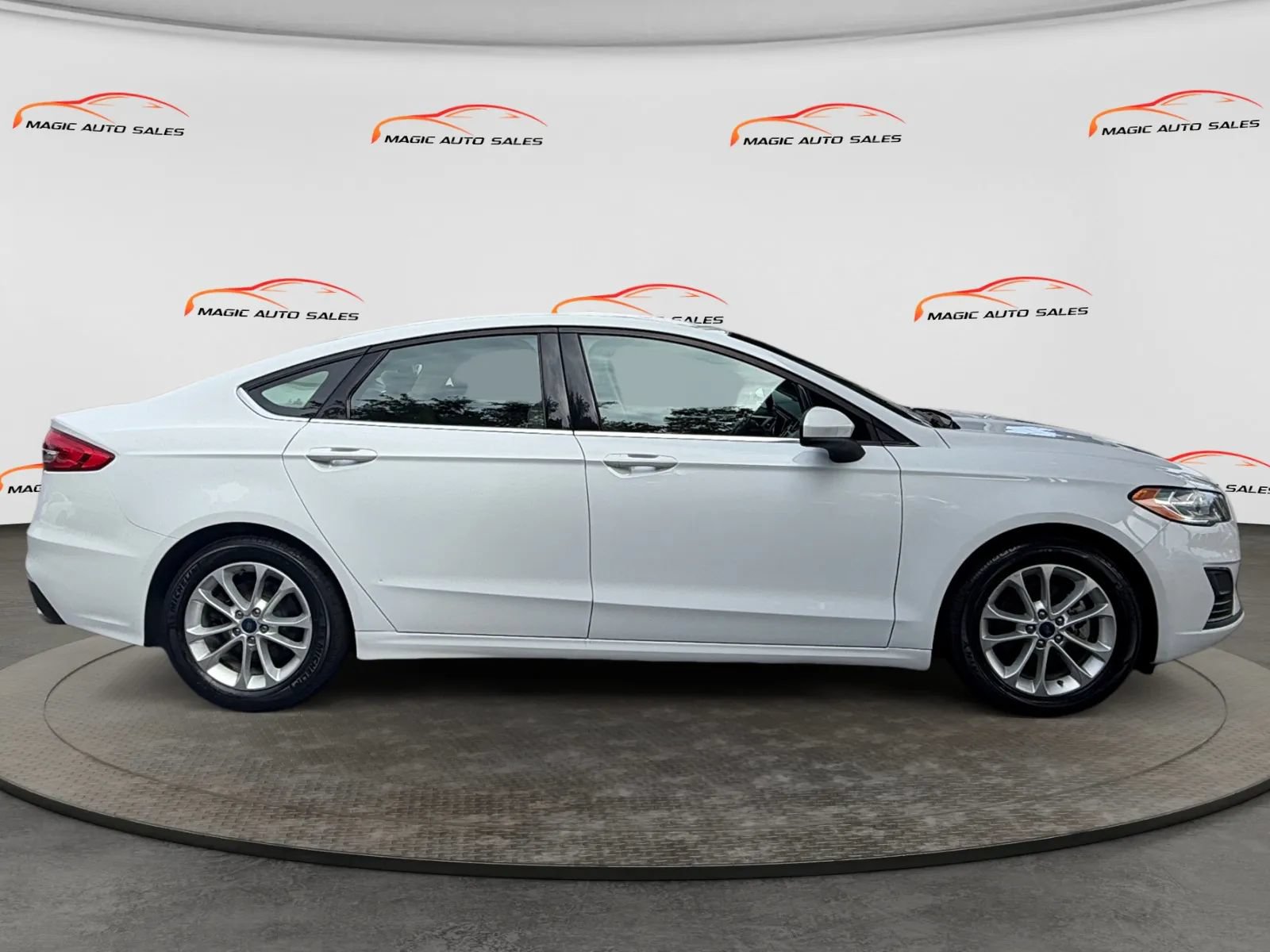 Used 2019 Ford Fusion SE FWD image 6