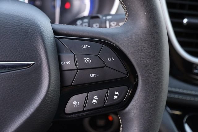 Used 2025 Chrysler Pacifica Limited FWD image 15