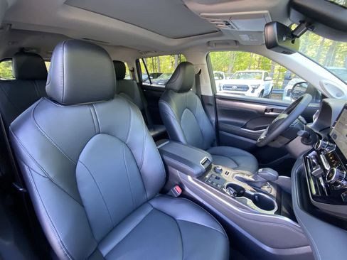 Used 2026 Toyota Highlander Limited AWD/4WD image 23