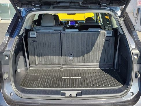 Used 2024 Toyota Highlander XLE AWD/4WD image 29