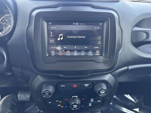 Used 2019 Jeep Renegade Latitude w/ Popular Equipment Group FWD image 9