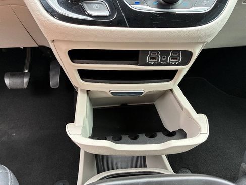 Used 2024 Chrysler Pacifica Touring-L FWD image 28