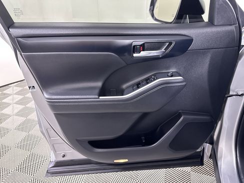 Used 2022 Toyota Highlander XLE image 59