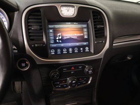 Used 2019 Chrysler 300 Touring w/ Chrome Appearance Package RWD image 5