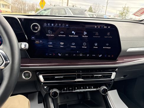 Used 2025 Chevrolet Traverse Z71 image 23