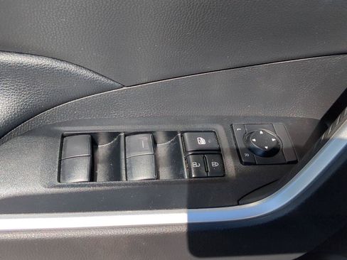 Used 2021 Toyota RAV4 XLE w/ Convenience Package AWD/4WD image 13