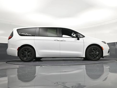 Used 2024 Chrysler Pacifica Limited FWD image 32
